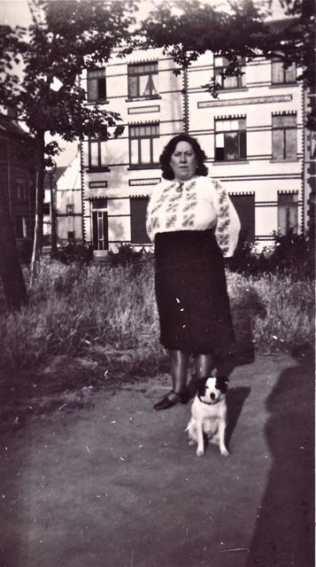 Jaja, Arlette had de enige echte 'His Masters Voice' hond. Neenee niet bieden want hij was niet te koop.